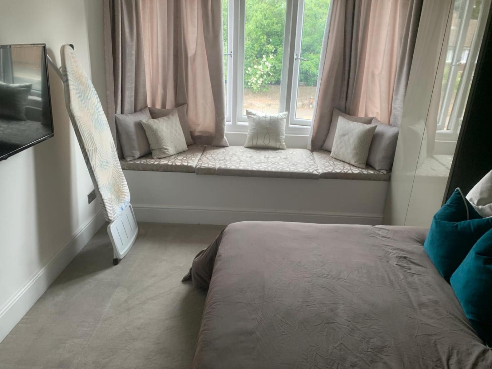 Large 4 Bed Lux House * Uxbridge