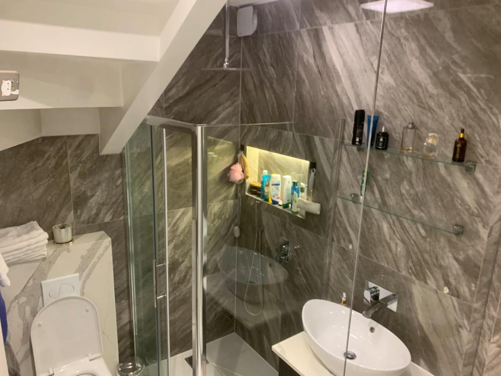 Large 4 Bed Lux House Holiday home Uxbridge