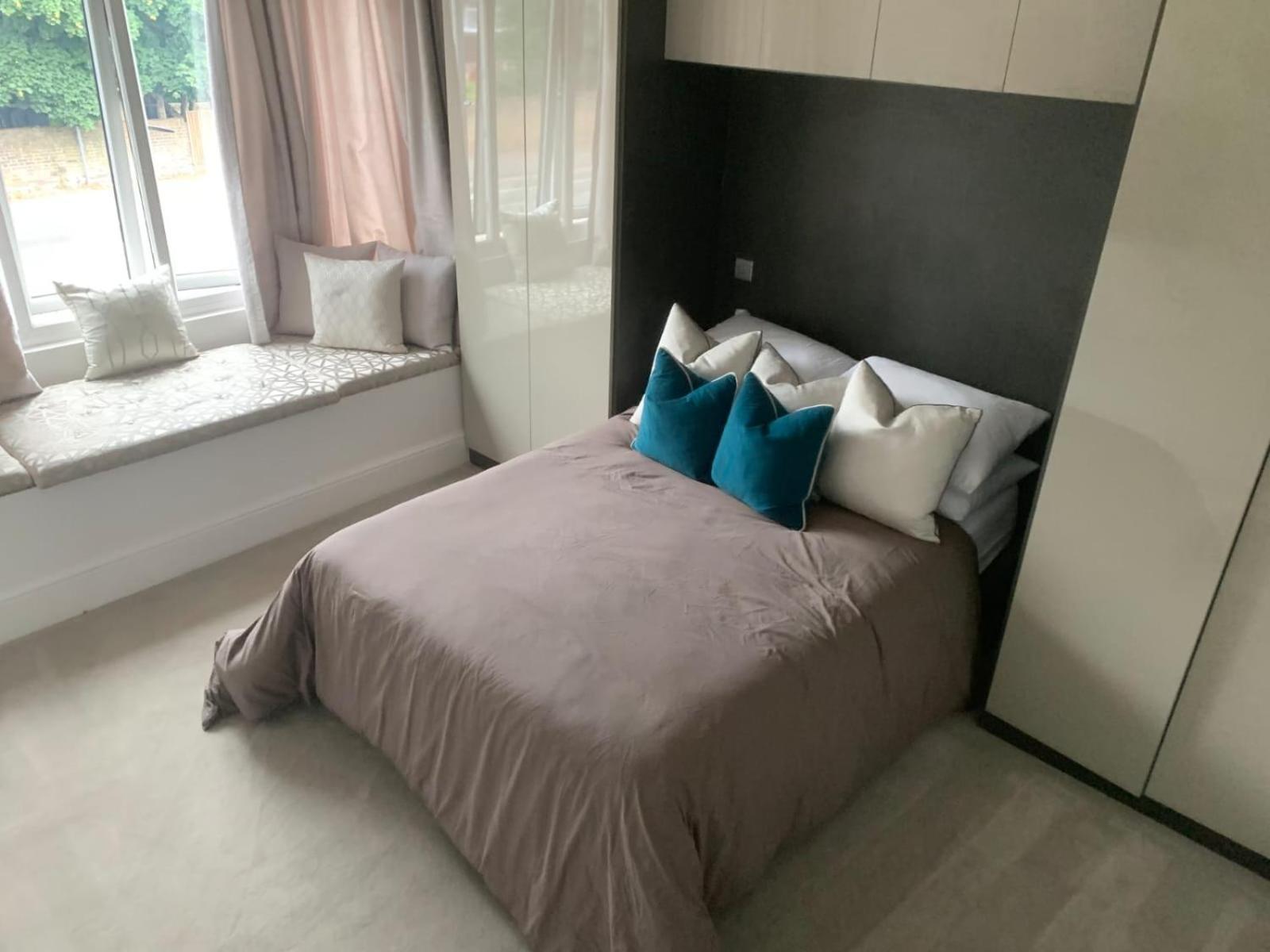 Large 4 Bed Lux House