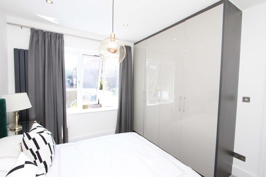 Large 4 Bed Lux House Uxbridge