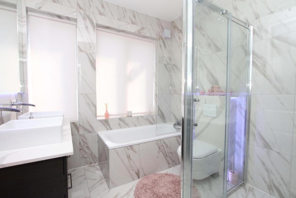 Large 4 Bed Lux House *