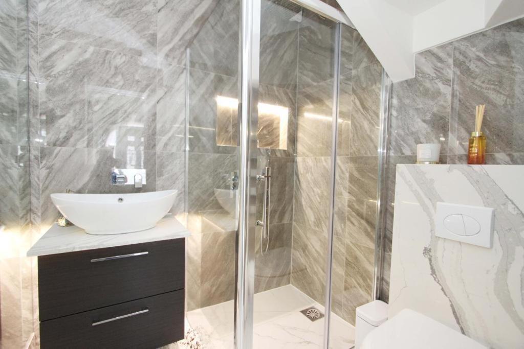 Large 4 Bed Lux House Uxbridge