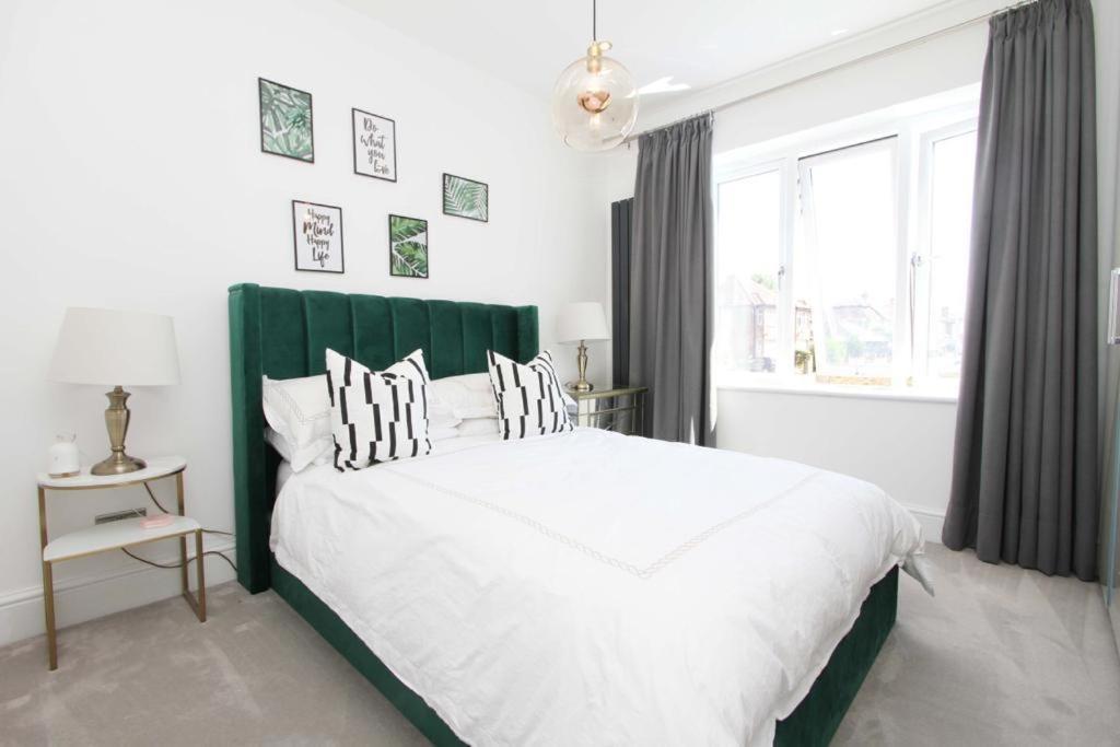 Large 4 Bed Lux House * Uxbridge