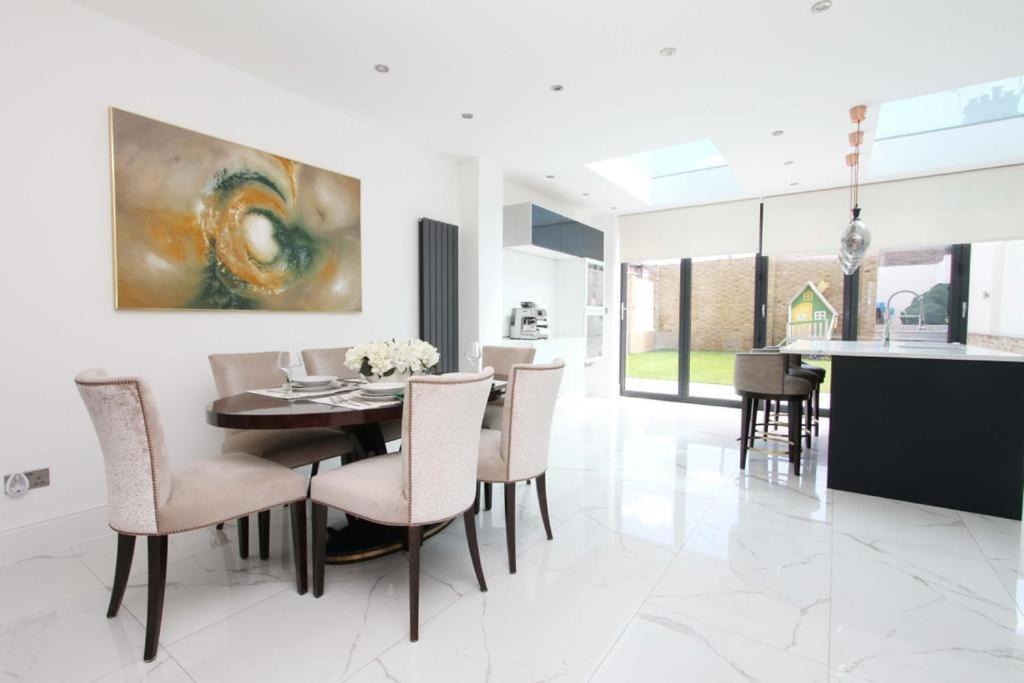 Large 4 Bed Lux House Holiday home *
