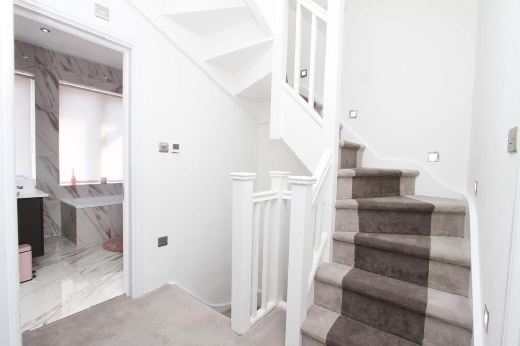 Large 4 Bed Lux House Holiday home Uxbridge